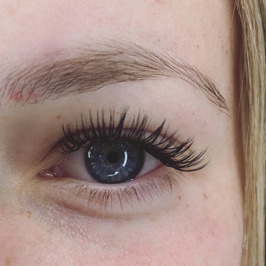 Classic lash extensions, blue eye